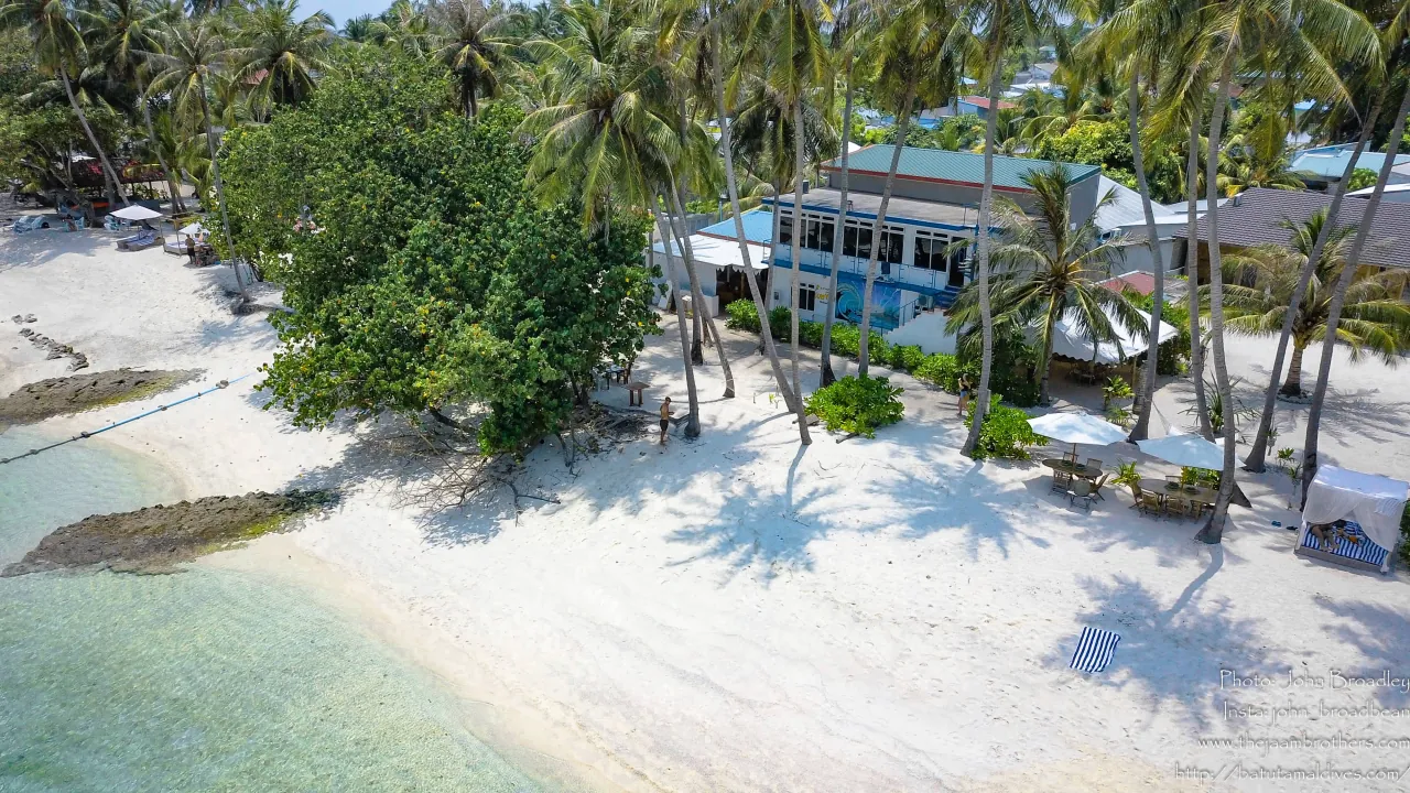 Batuta Maldives Surf View · Facing Cokes · the character pick